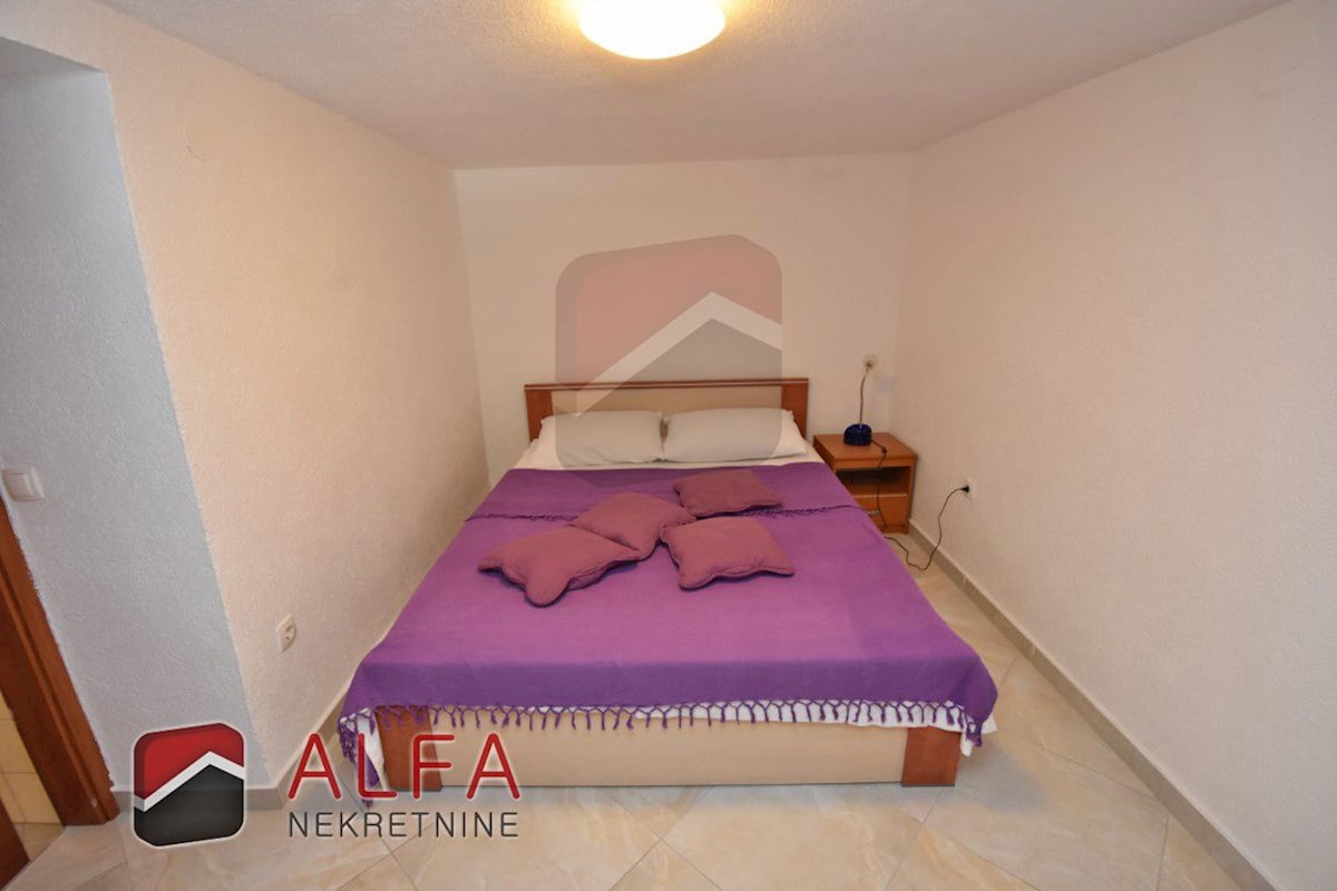 Croazia, Vodice, in vendita due appartamenti arredati + cortile 92 m2