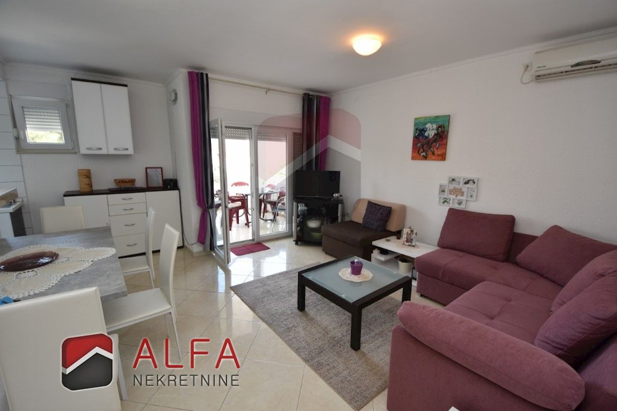 Croazia, Vodice, in vendita due appartamenti arredati + cortile 92 m2