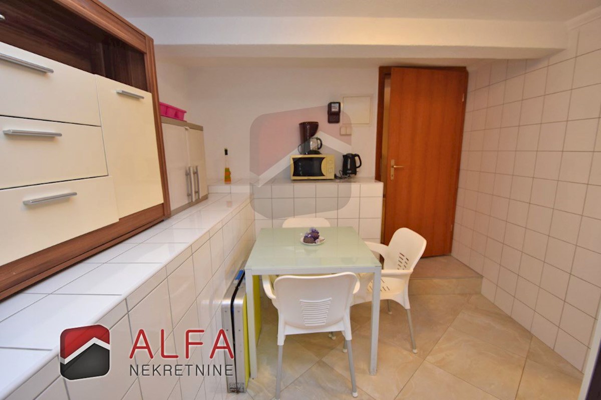 Croazia, Vodice, in vendita due appartamenti arredati + cortile 92 m2