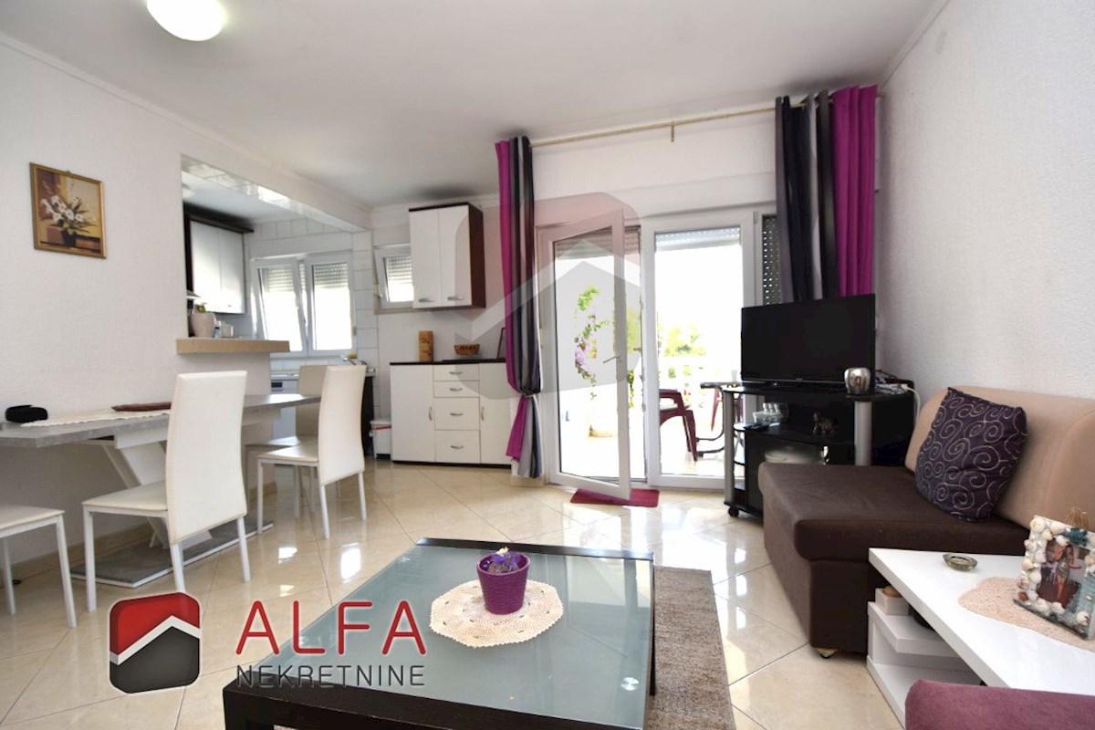 Croazia, Vodice, in vendita due appartamenti arredati + cortile 92 m2