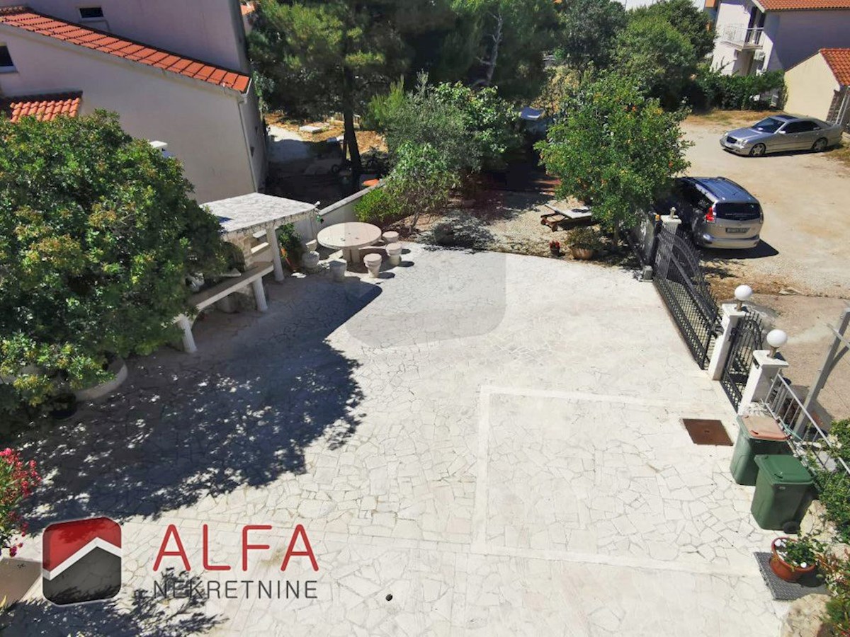 Croazia, Vodice, in vendita due appartamenti arredati + cortile 92 m2