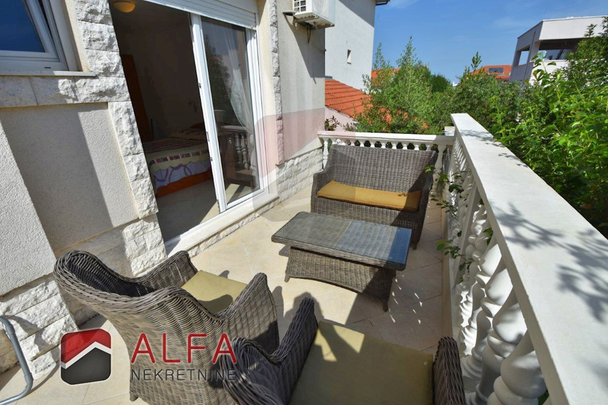 Croazia, Vodice, in vendita due appartamenti arredati + cortile 92 m2