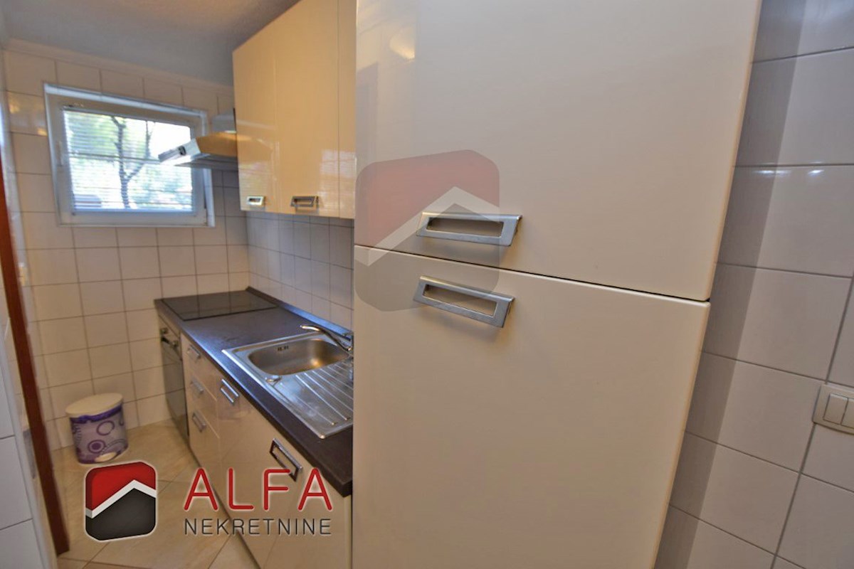 Croazia, Vodice, in vendita due appartamenti arredati + cortile 92 m2