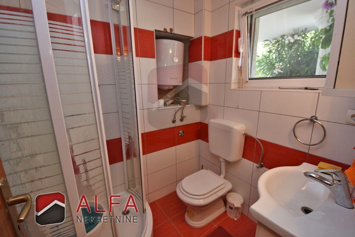 Croazia, Vodice, in vendita due appartamenti arredati + cortile 92 m2