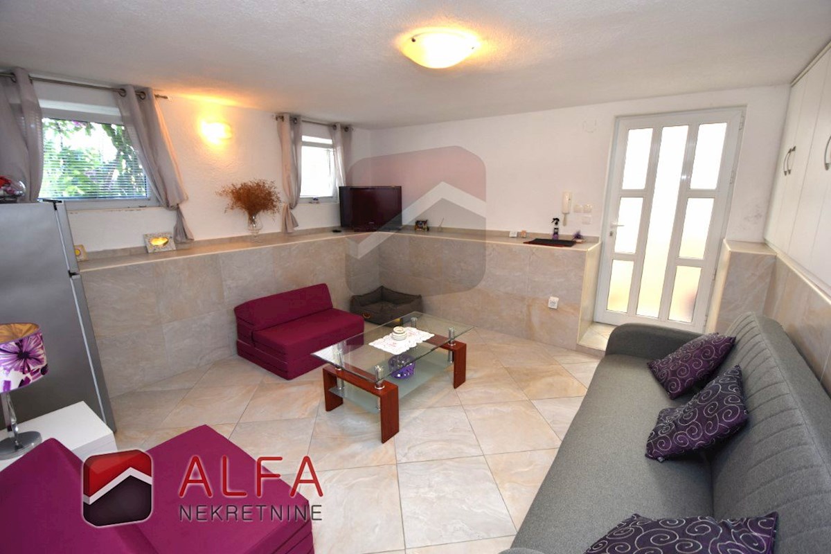 Croazia, Vodice, in vendita due appartamenti arredati + cortile 92 m2