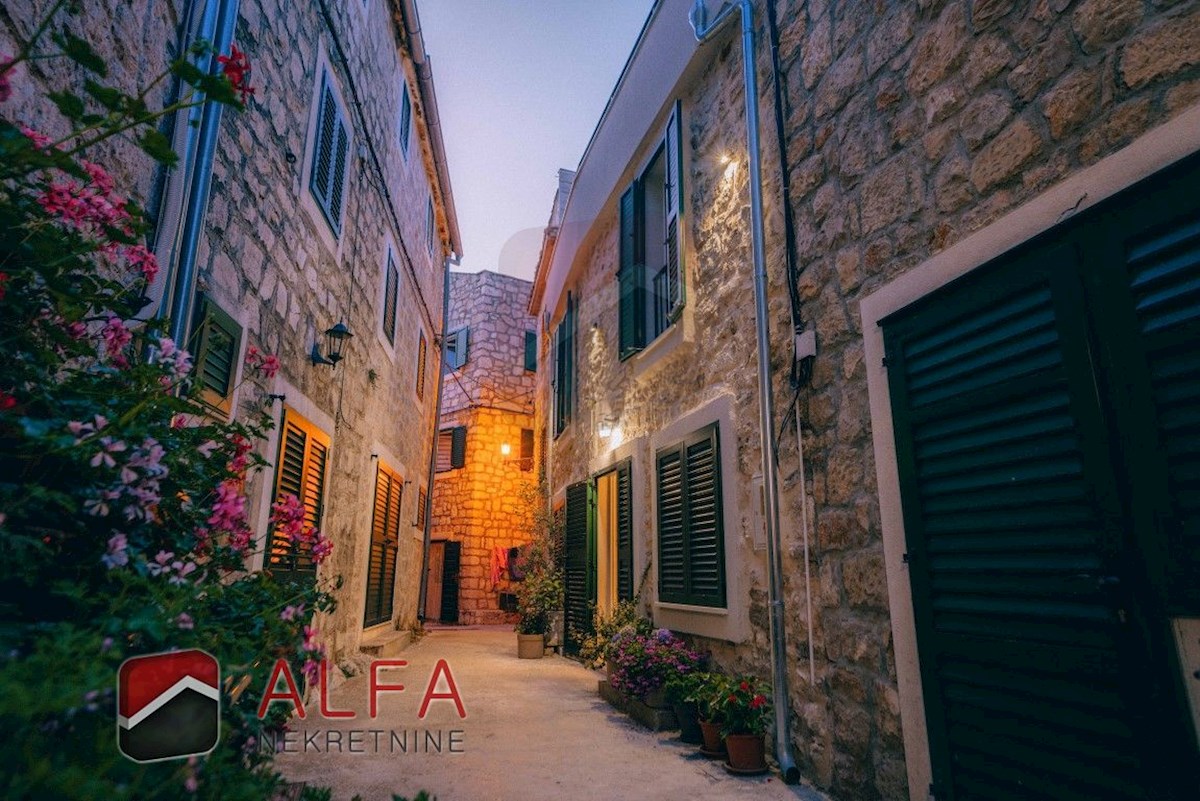 Croazia, Tribunj, vendesi lussuosa casa in pietra ristrutturata con terrazza sul tetto e vista mare