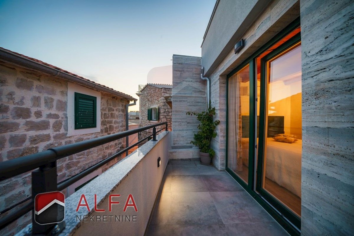 Croazia, Tribunj, vendesi lussuosa casa in pietra ristrutturata con terrazza sul tetto e vista mare