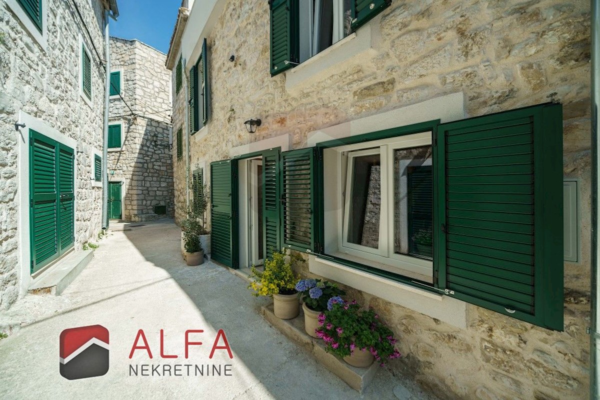 Croazia, Tribunj, vendesi lussuosa casa in pietra ristrutturata con terrazza sul tetto e vista mare