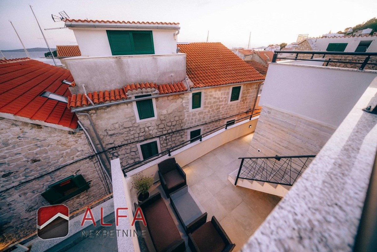 Croazia, Tribunj, vendesi lussuosa casa in pietra ristrutturata con terrazza sul tetto e vista mare