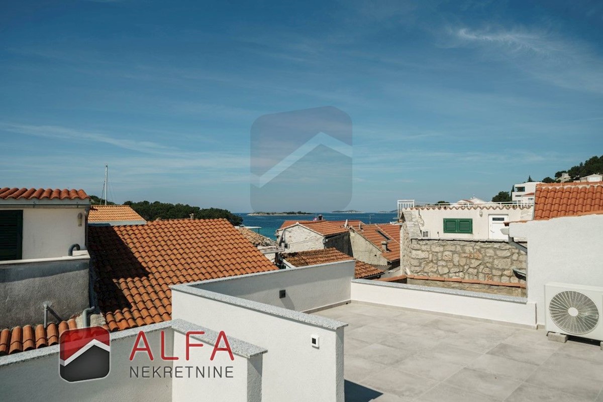 Croazia, Tribunj, vendesi lussuosa casa in pietra ristrutturata con terrazza sul tetto e vista mare