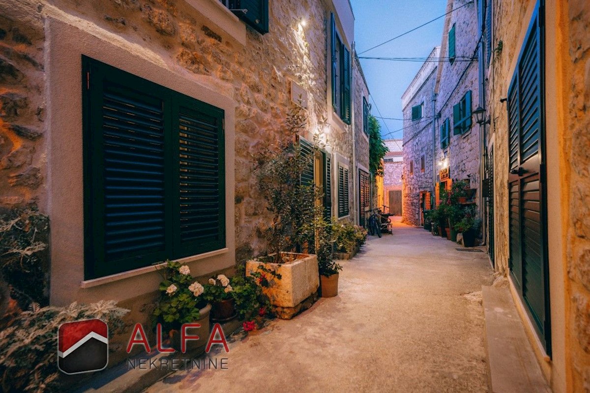 Croazia, Tribunj, vendesi lussuosa casa in pietra ristrutturata con terrazza sul tetto e vista mare