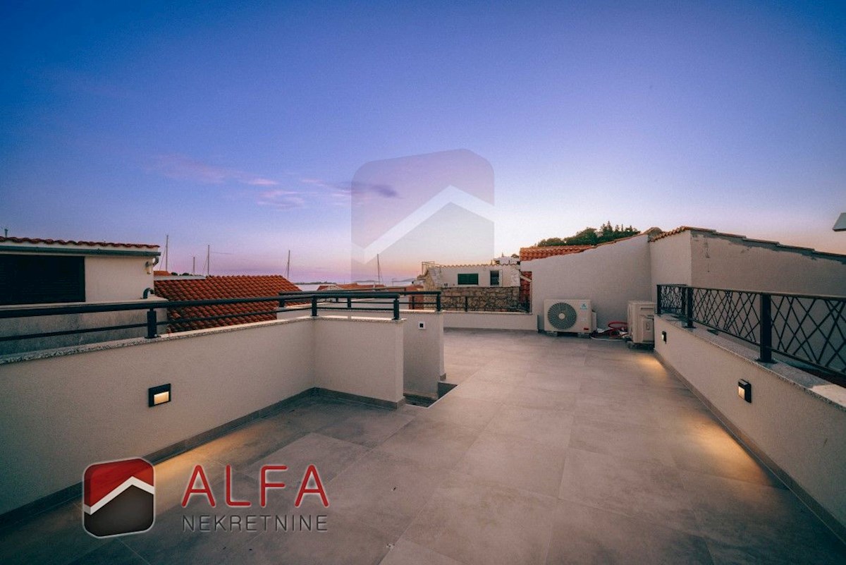 Croazia, Tribunj, vendesi lussuosa casa in pietra ristrutturata con terrazza sul tetto e vista mare