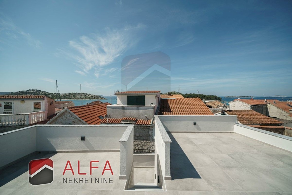 Croazia, Tribunj, vendesi lussuosa casa in pietra ristrutturata con terrazza sul tetto e vista mare