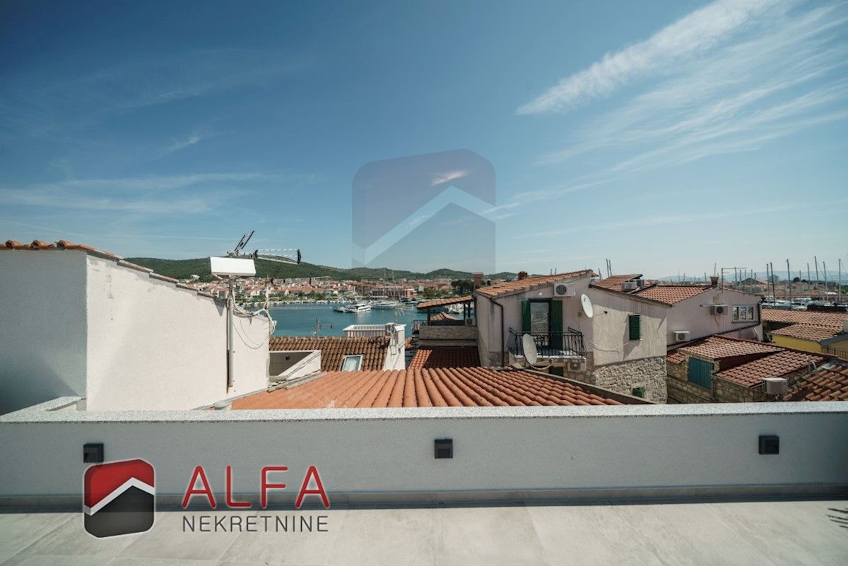 Croazia, Tribunj, vendesi lussuosa casa in pietra ristrutturata con terrazza sul tetto e vista mare