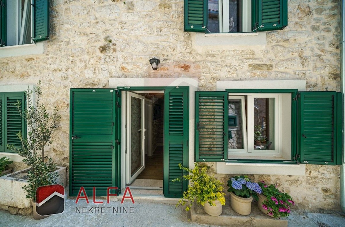 Croazia, Tribunj, vendesi lussuosa casa in pietra ristrutturata con terrazza sul tetto e vista mare