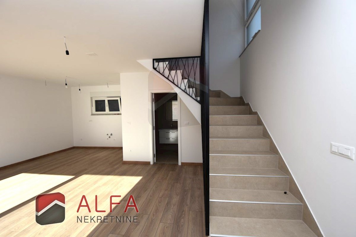 Croazia, Vodice, nuova costruzione, appartamento duplex in vendita, cortile, vicino al mare