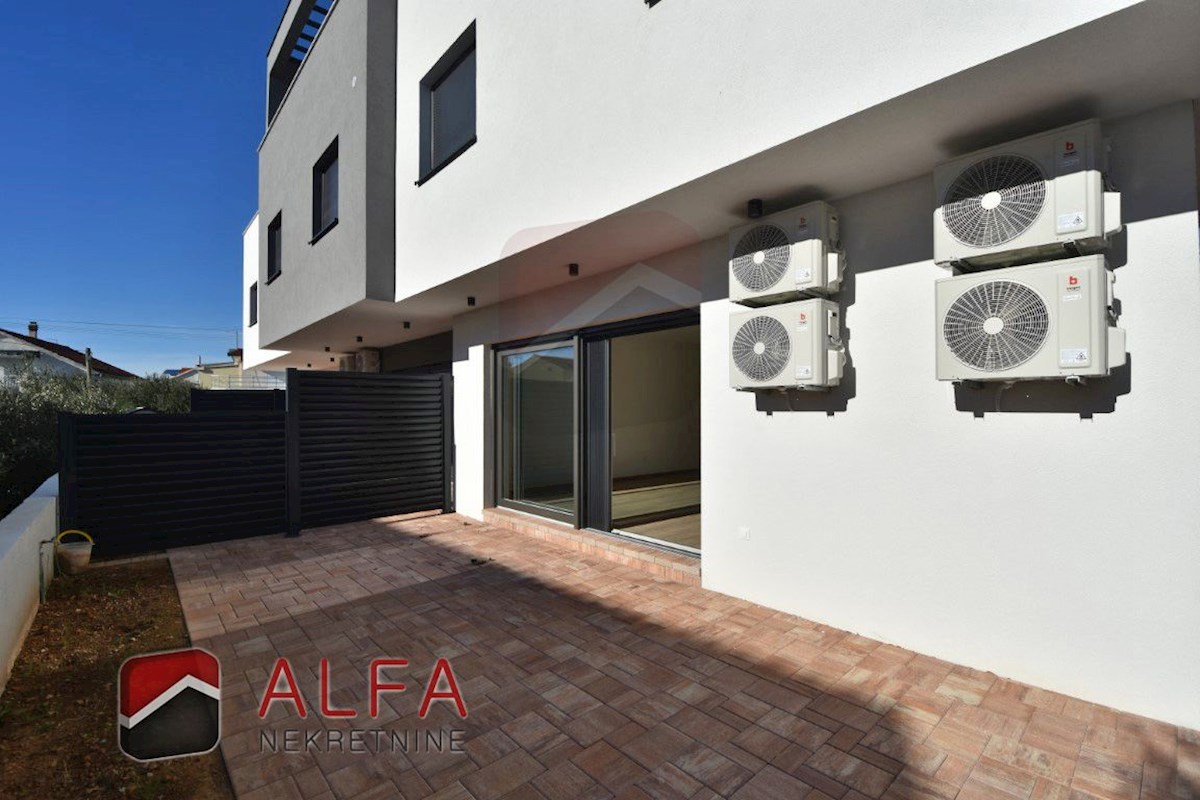 Croazia, Vodice, nuova costruzione, appartamento duplex in vendita, cortile, vicino al mare