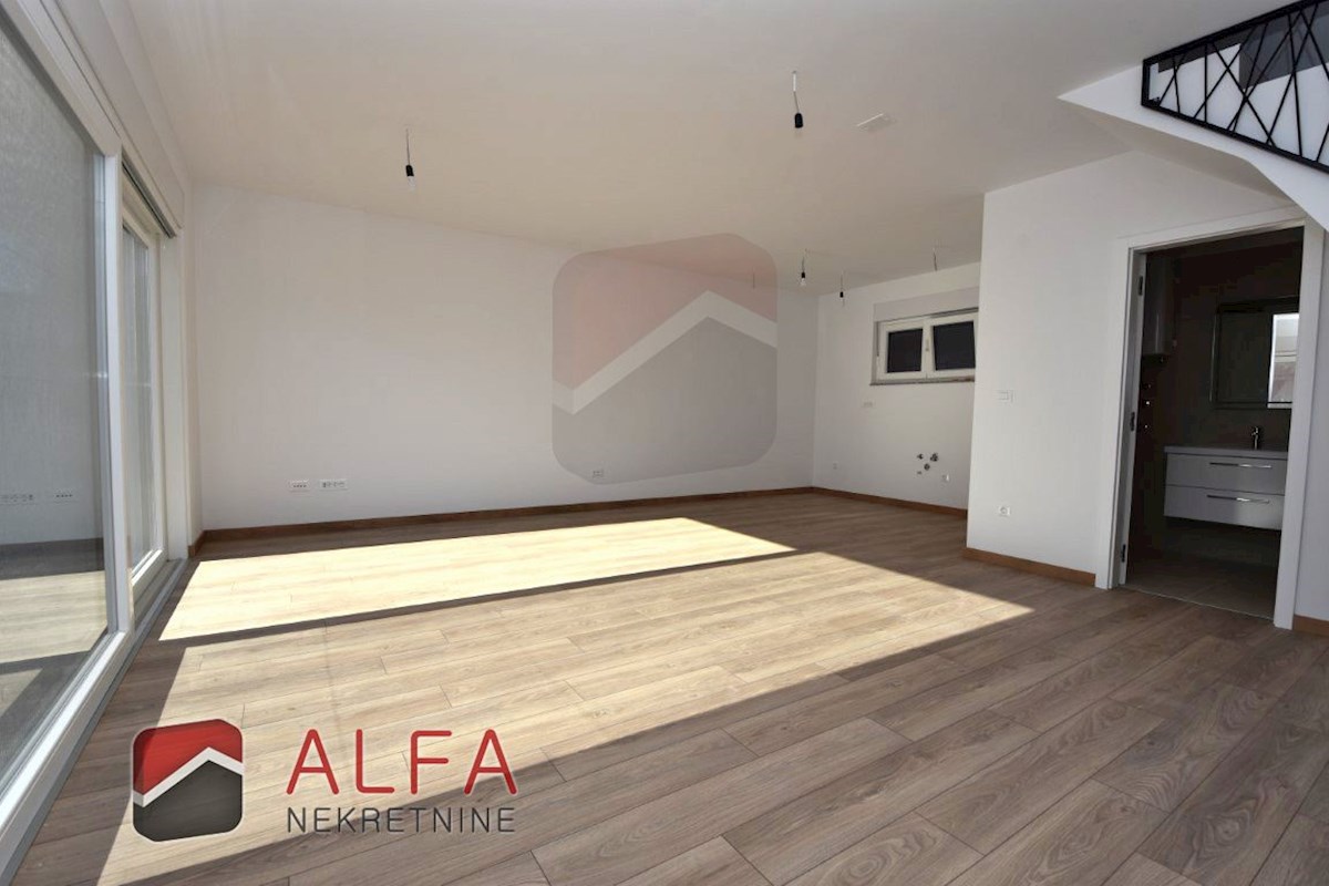 Croazia, Vodice, nuova costruzione, appartamento duplex in vendita, cortile, vicino al mare