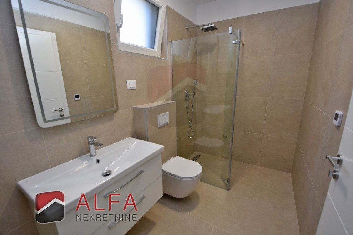 Croazia, Vodice, nuova costruzione, appartamento duplex in vendita, cortile, vicino al mare