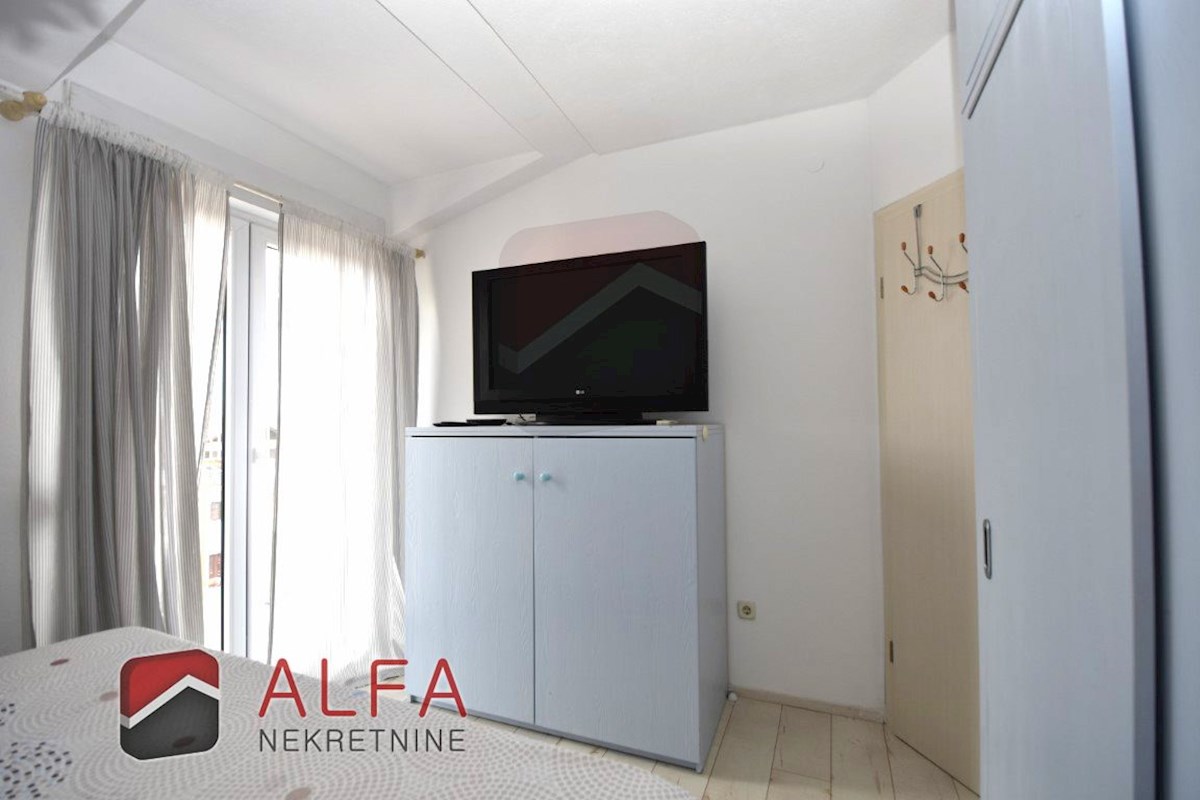 Croazia, Vodice, spazioso appartamento arredato in vendita al secondo piano, vista mare