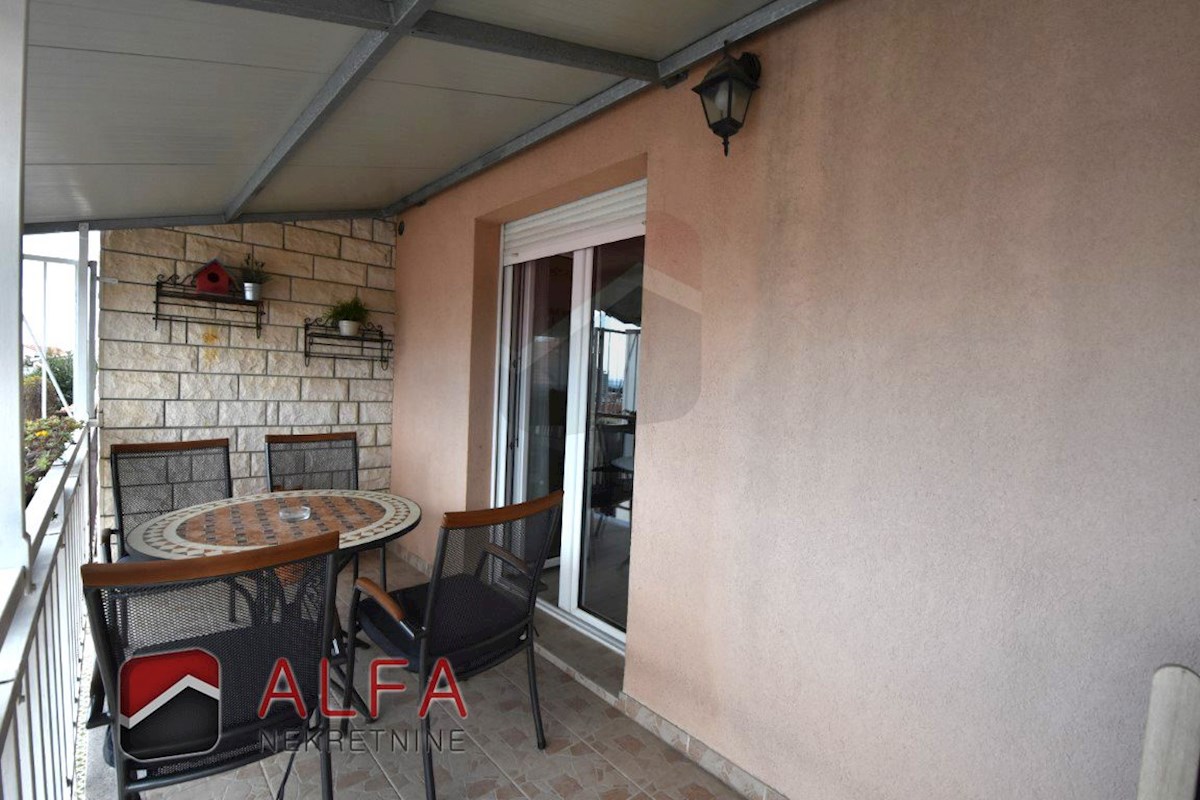 Croazia, Vodice, spazioso appartamento arredato in vendita al secondo piano, vista mare