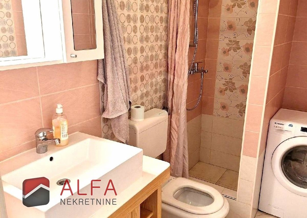 Croazia, Vodice, spazioso appartamento arredato in vendita al secondo piano, vista mare