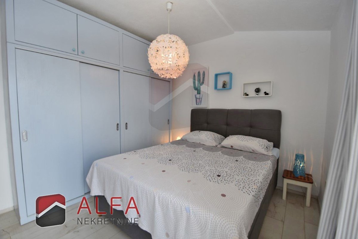 Croazia, Vodice, spazioso appartamento arredato in vendita al secondo piano, vista mare