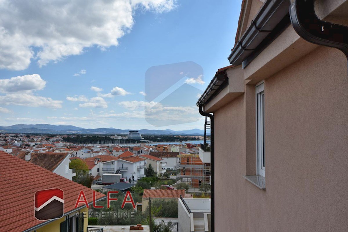 Croazia, Vodice, spazioso appartamento arredato in vendita al secondo piano, vista mare