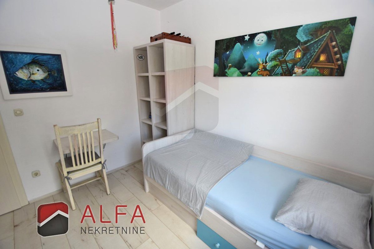 Croazia, Vodice, spazioso appartamento arredato in vendita al secondo piano, vista mare