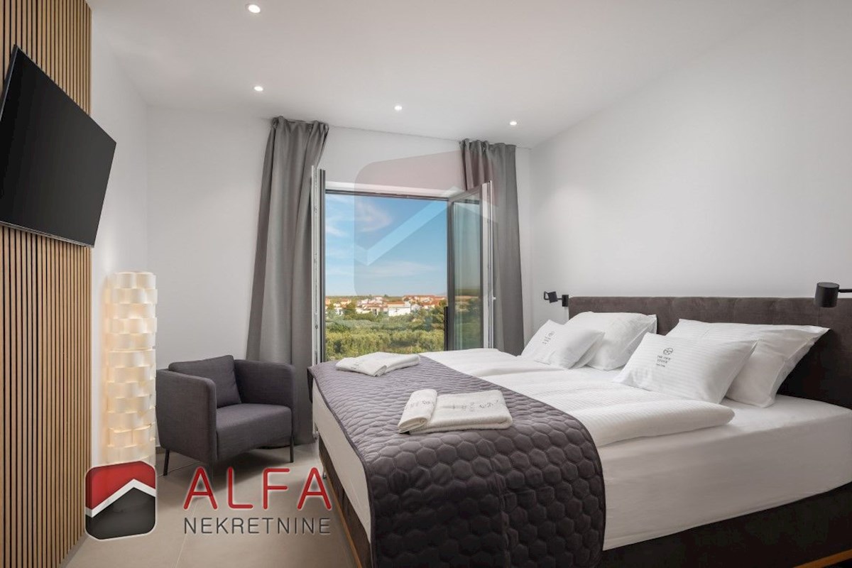 Croazia, Vodice, ATTRAENTE, nuova villa di lusso per famiglie in vendita, con piscina, garage e vista mare