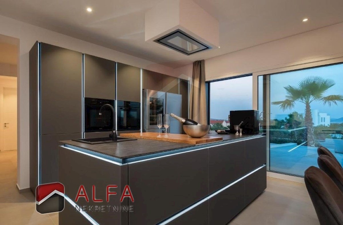 Croazia, Vodice, ATTRAENTE, nuova villa di lusso per famiglie in vendita, con piscina, garage e vista mare