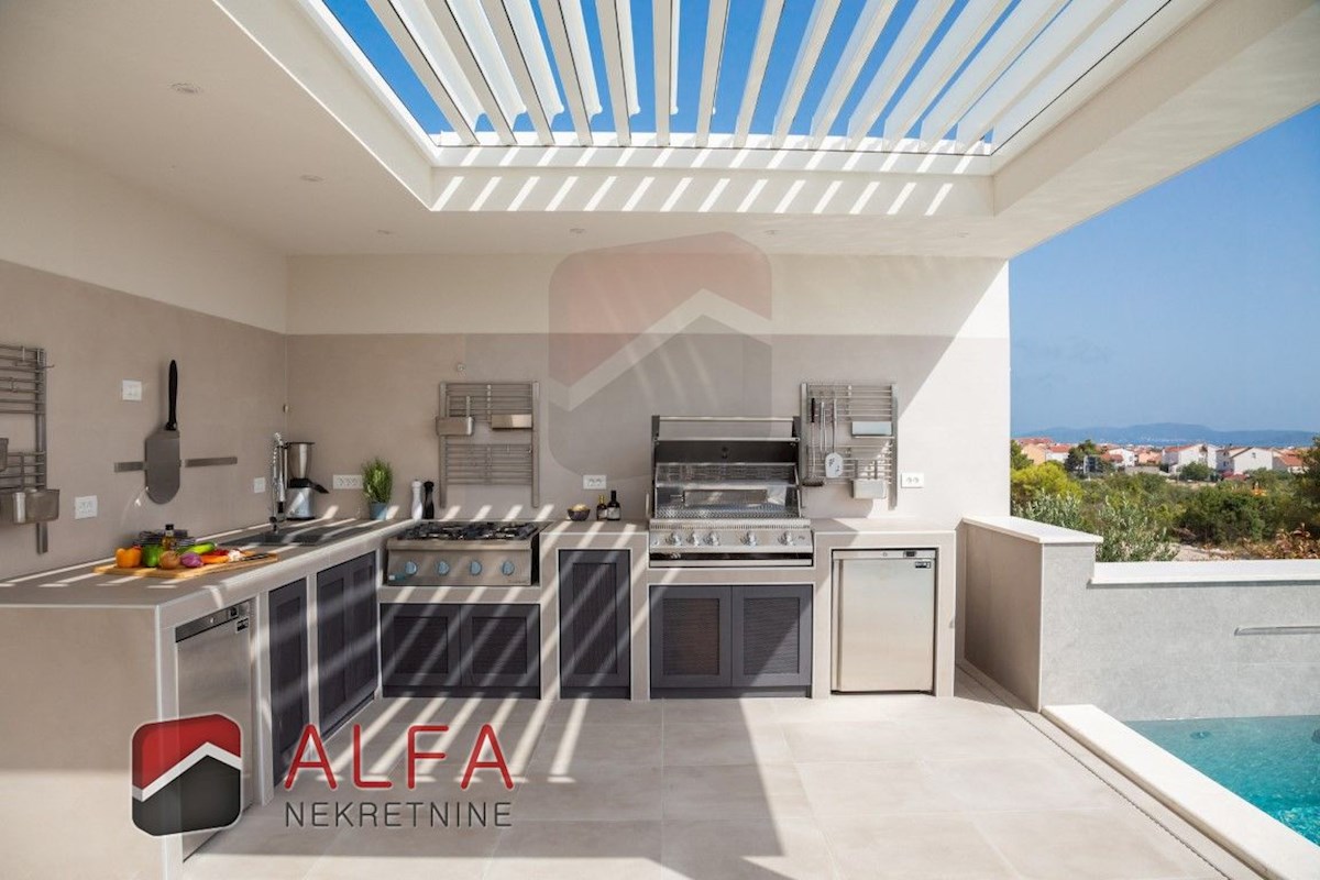 Croazia, Vodice, ATTRAENTE, nuova villa di lusso per famiglie in vendita, con piscina, garage e vista mare