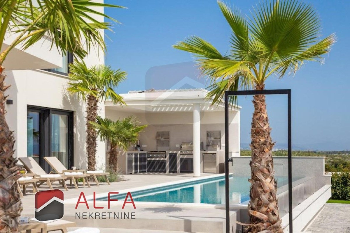 Croazia, Vodice, ATTRAENTE, nuova villa di lusso per famiglie in vendita, con piscina, garage e vista mare