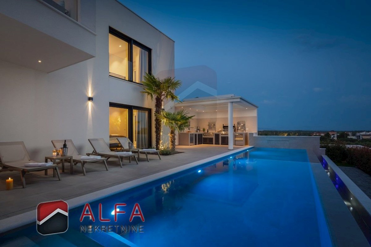 Croazia, Vodice, ATTRAENTE, nuova villa di lusso per famiglie in vendita, con piscina, garage e vista mare