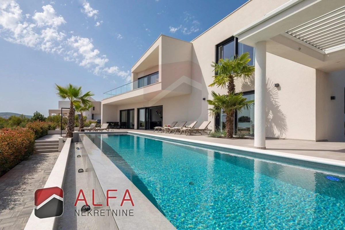 Croazia, Vodice, ATTRAENTE, nuova villa di lusso per famiglie in vendita, con piscina, garage e vista mare