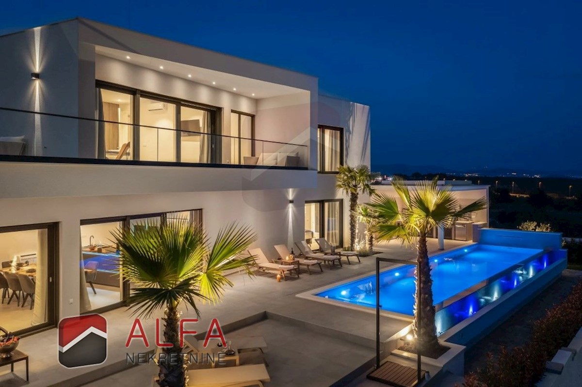 Croazia, Vodice, ATTRAENTE, nuova villa di lusso per famiglie in vendita, con piscina, garage e vista mare
