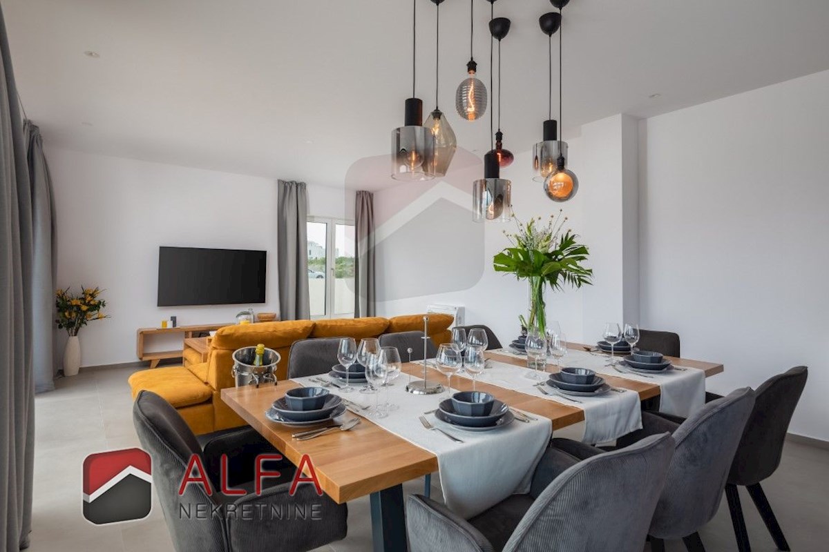Croazia, Vodice, ATTRAENTE, nuova villa di lusso per famiglie in vendita, con piscina, garage e vista mare