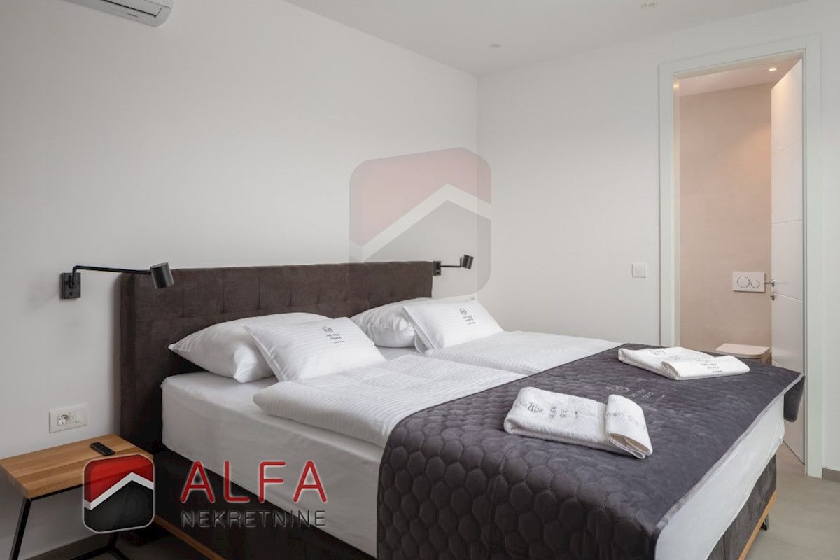 Croazia, Vodice, ATTRAENTE, nuova villa di lusso per famiglie in vendita, con piscina, garage e vista mare
