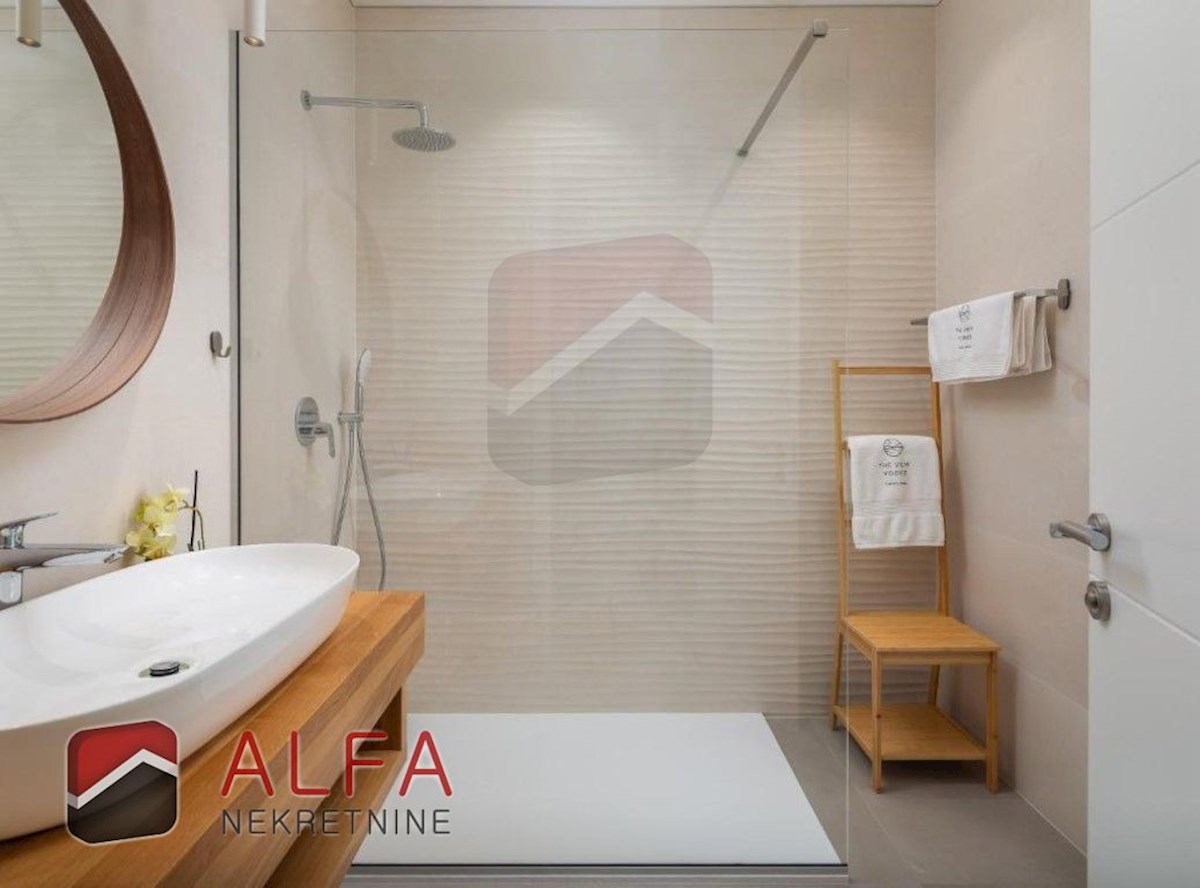 Croazia, Vodice, ATTRAENTE, nuova villa di lusso per famiglie in vendita, con piscina, garage e vista mare