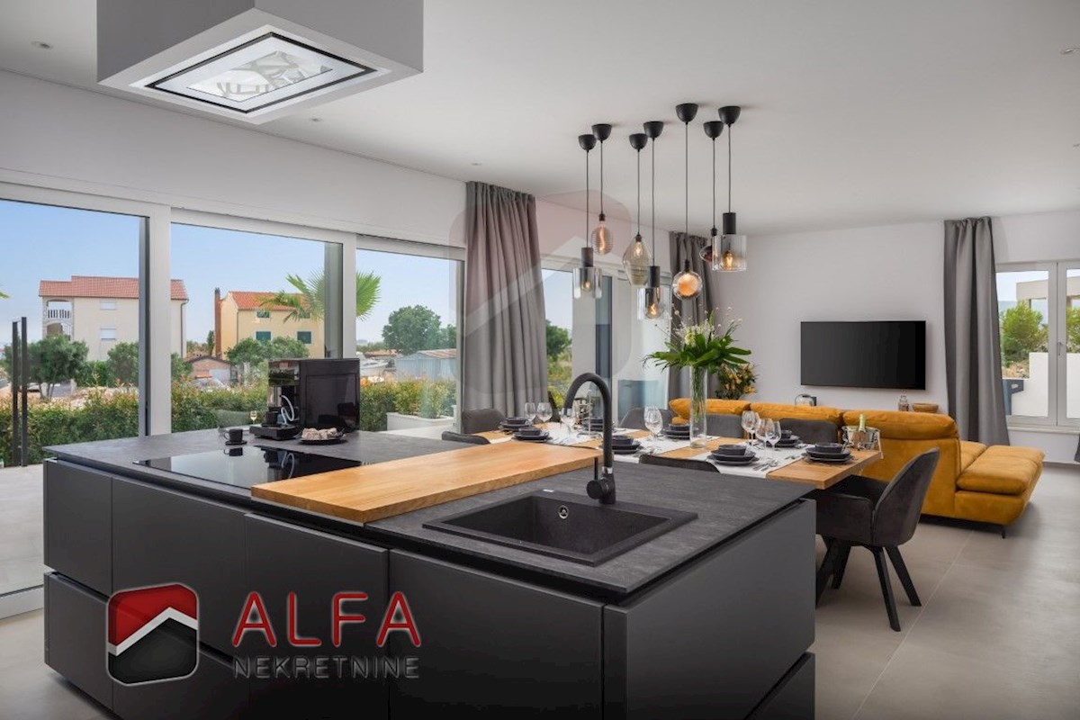 Croazia, Vodice, ATTRAENTE, nuova villa di lusso per famiglie in vendita, con piscina, garage e vista mare