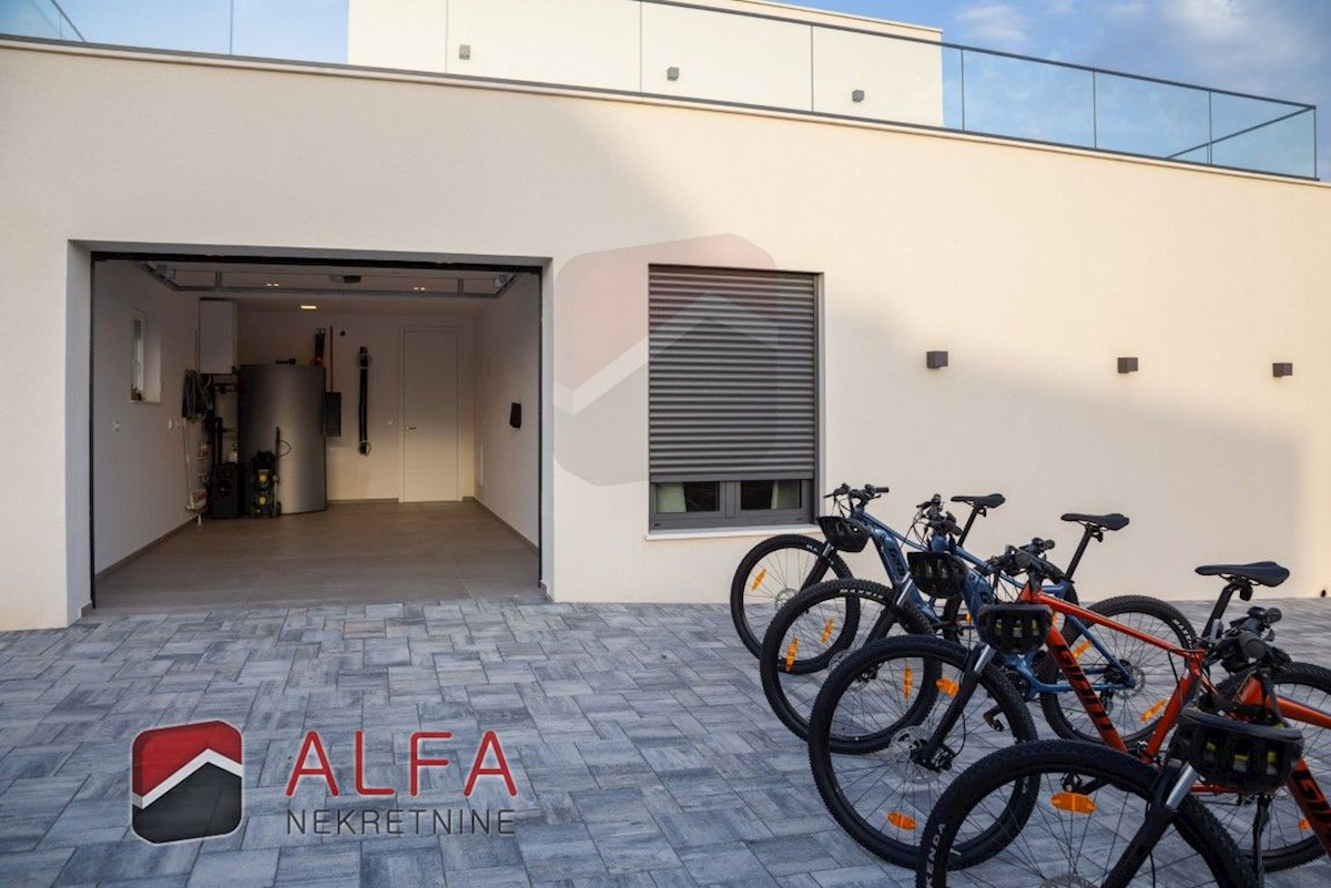 Croazia, Vodice, ATTRAENTE, nuova villa di lusso per famiglie in vendita, con piscina, garage e vista mare