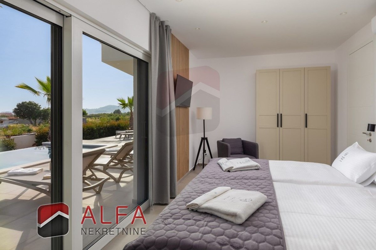 Croazia, Vodice, ATTRAENTE, nuova villa di lusso per famiglie in vendita, con piscina, garage e vista mare