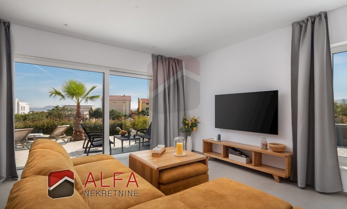 Croazia, Vodice, ATTRAENTE, nuova villa di lusso per famiglie in vendita, con piscina, garage e vista mare