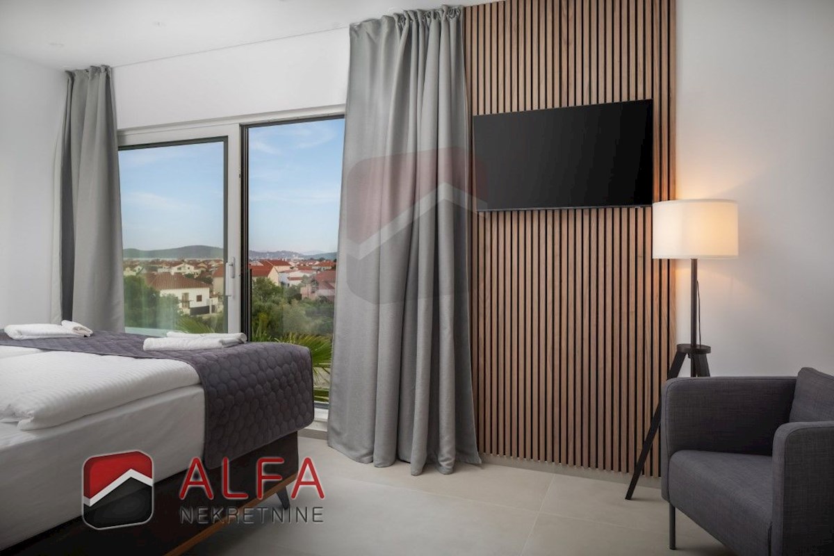 Croazia, Vodice, ATTRAENTE, nuova villa di lusso per famiglie in vendita, con piscina, garage e vista mare