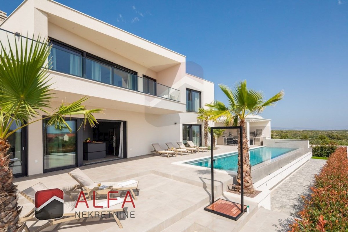 Croazia, Vodice, ATTRAENTE, nuova villa di lusso per famiglie in vendita, con piscina, garage e vista mare
