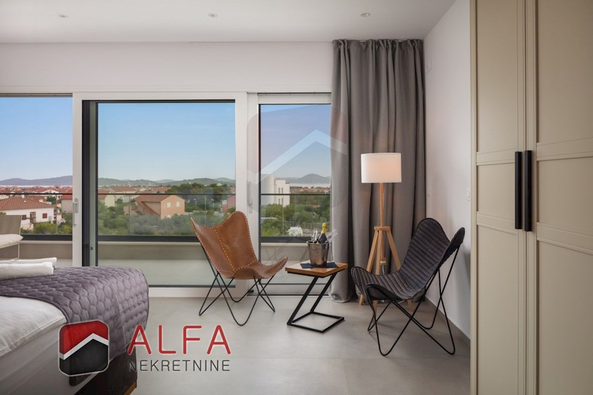 Croazia, Vodice, ATTRAENTE, nuova villa di lusso per famiglie in vendita, con piscina, garage e vista mare