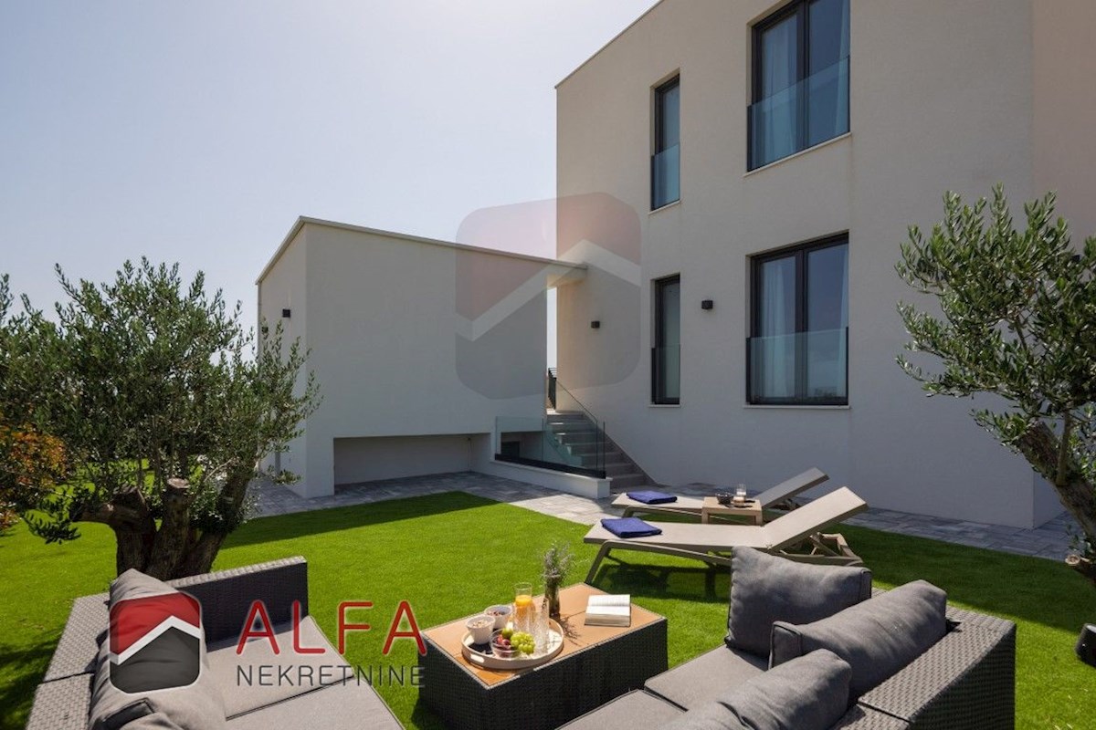 Croazia, Vodice, ATTRAENTE, nuova villa di lusso per famiglie in vendita, con piscina, garage e vista mare
