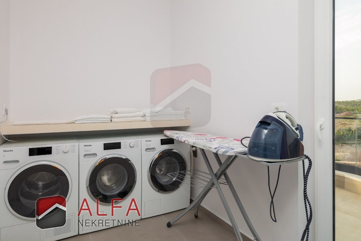 Croazia, Vodice, ATTRAENTE, nuova villa di lusso per famiglie in vendita, con piscina, garage e vista mare