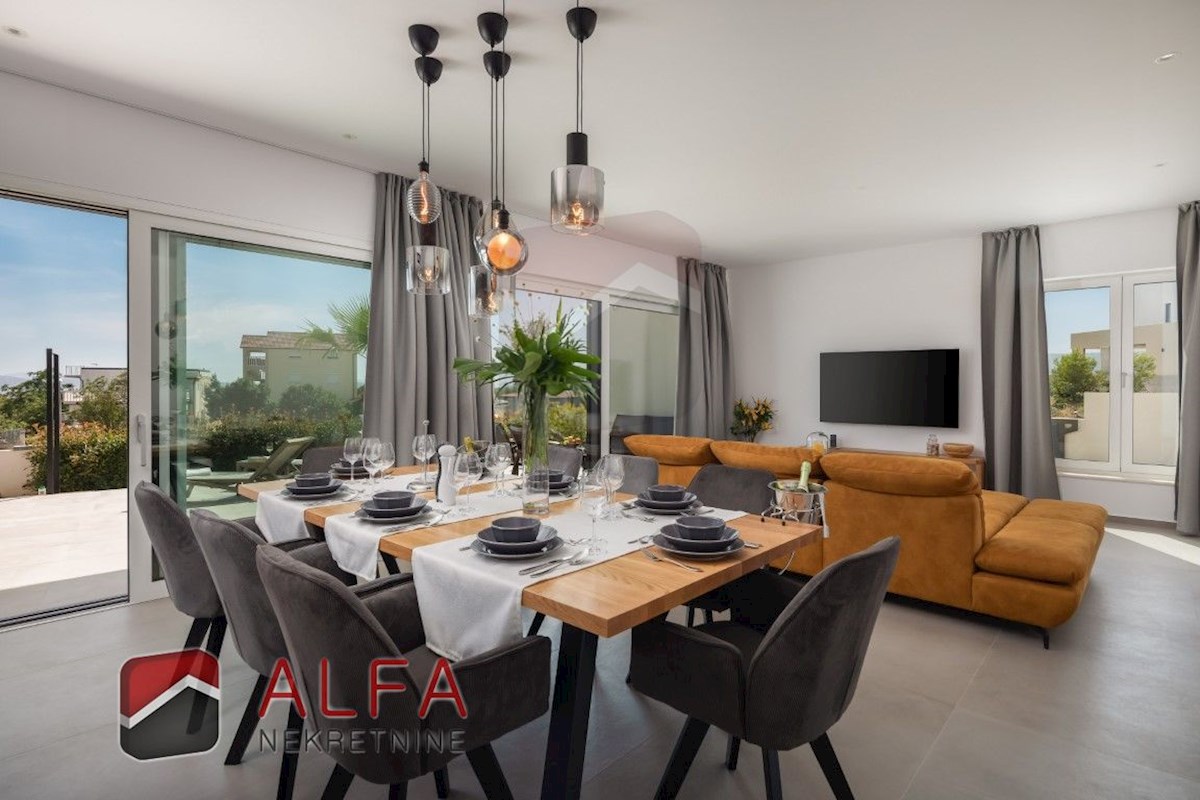 Croazia, Vodice, ATTRAENTE, nuova villa di lusso per famiglie in vendita, con piscina, garage e vista mare