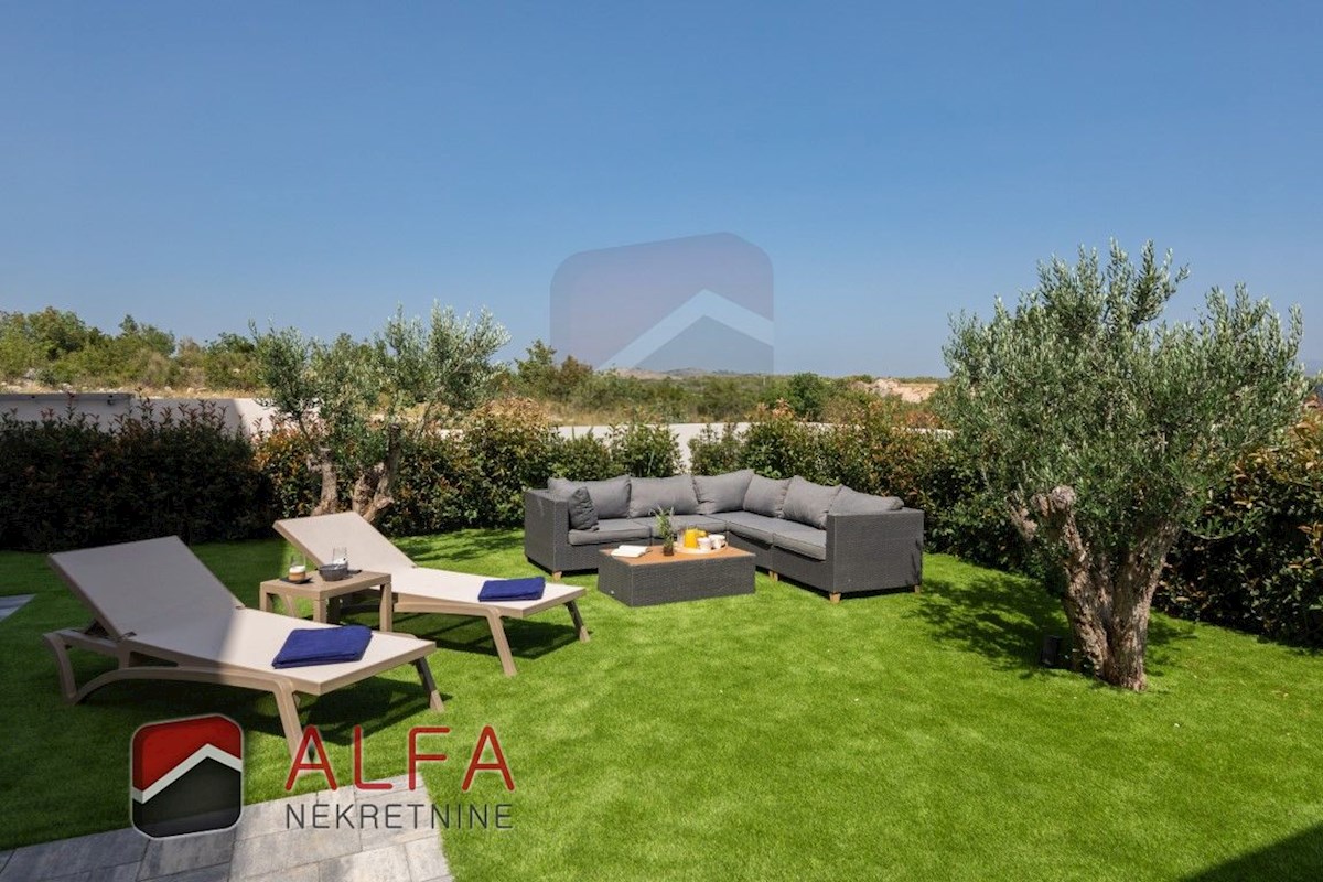 Croazia, Vodice, ATTRAENTE, nuova villa di lusso per famiglie in vendita, con piscina, garage e vista mare